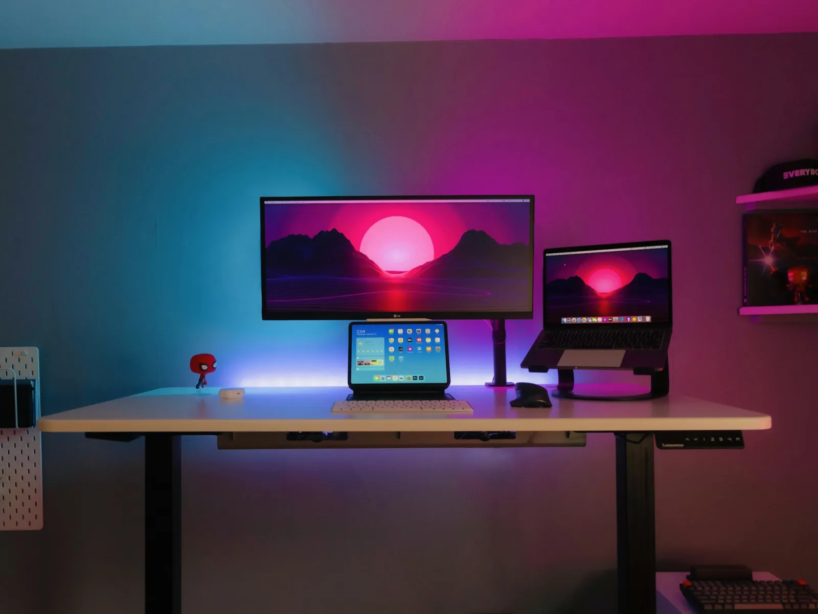 Poste de travail avec écran et éclairage d'ambiance coloré derrière le bureau