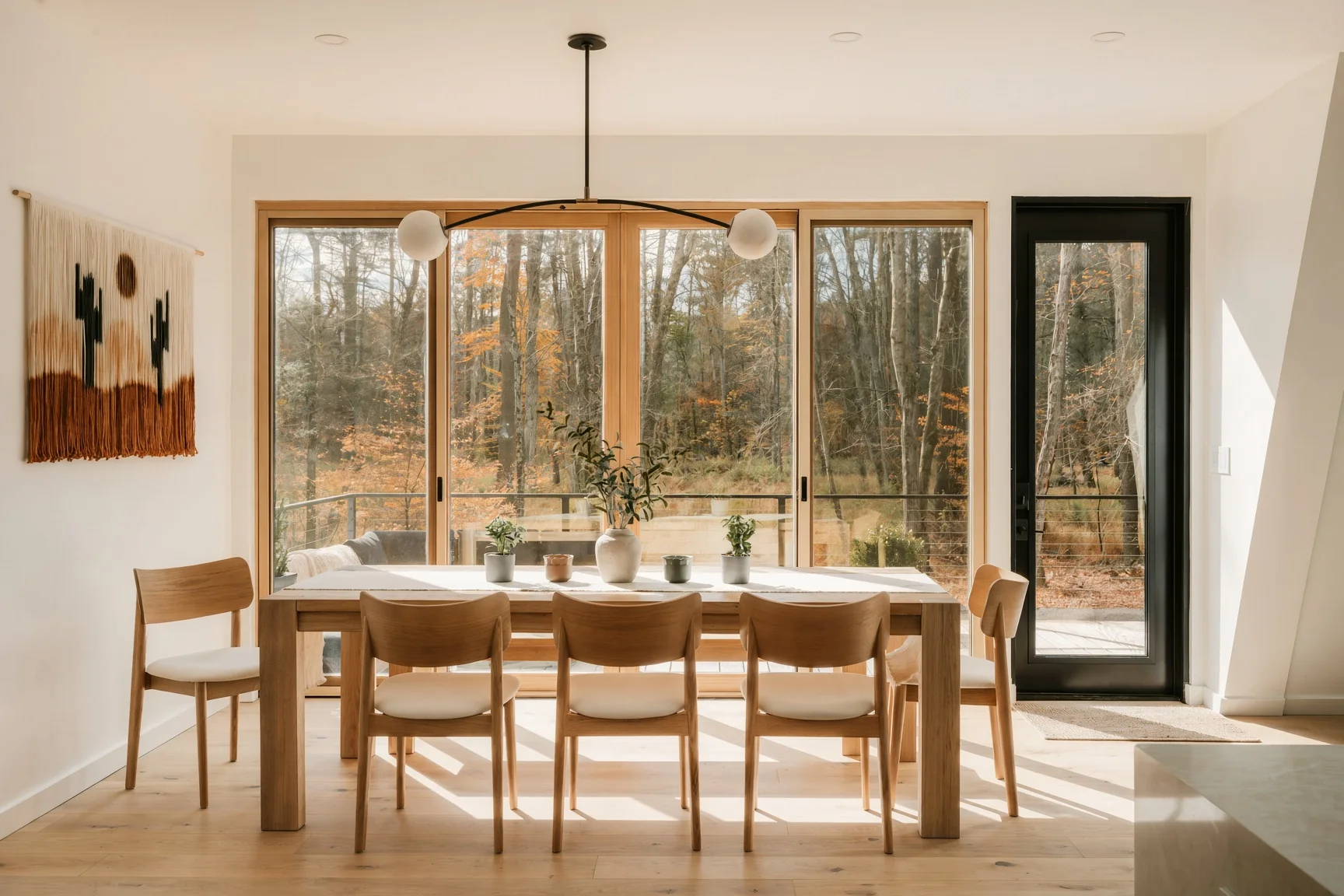 Suspension à globes au-dessus d'une longue table à manger en bois