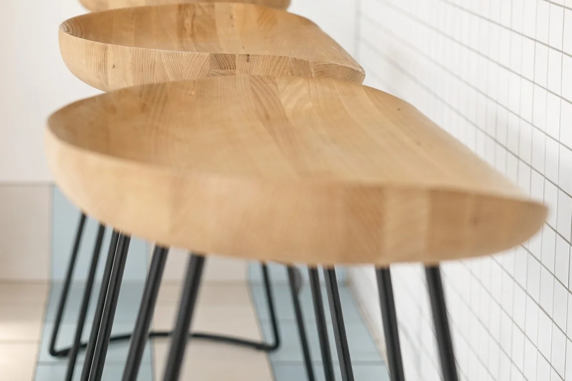 Assises en bois de tabourets de bar à pieds noirs en épingle