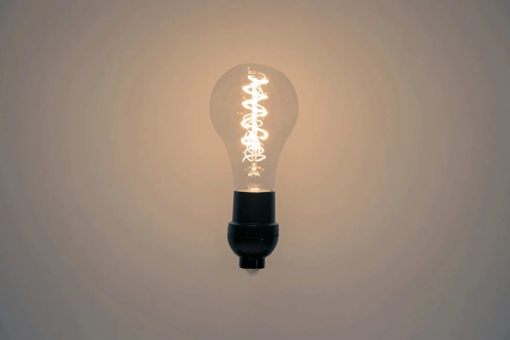 Ampoule à filament LED allumée sur une douille noire