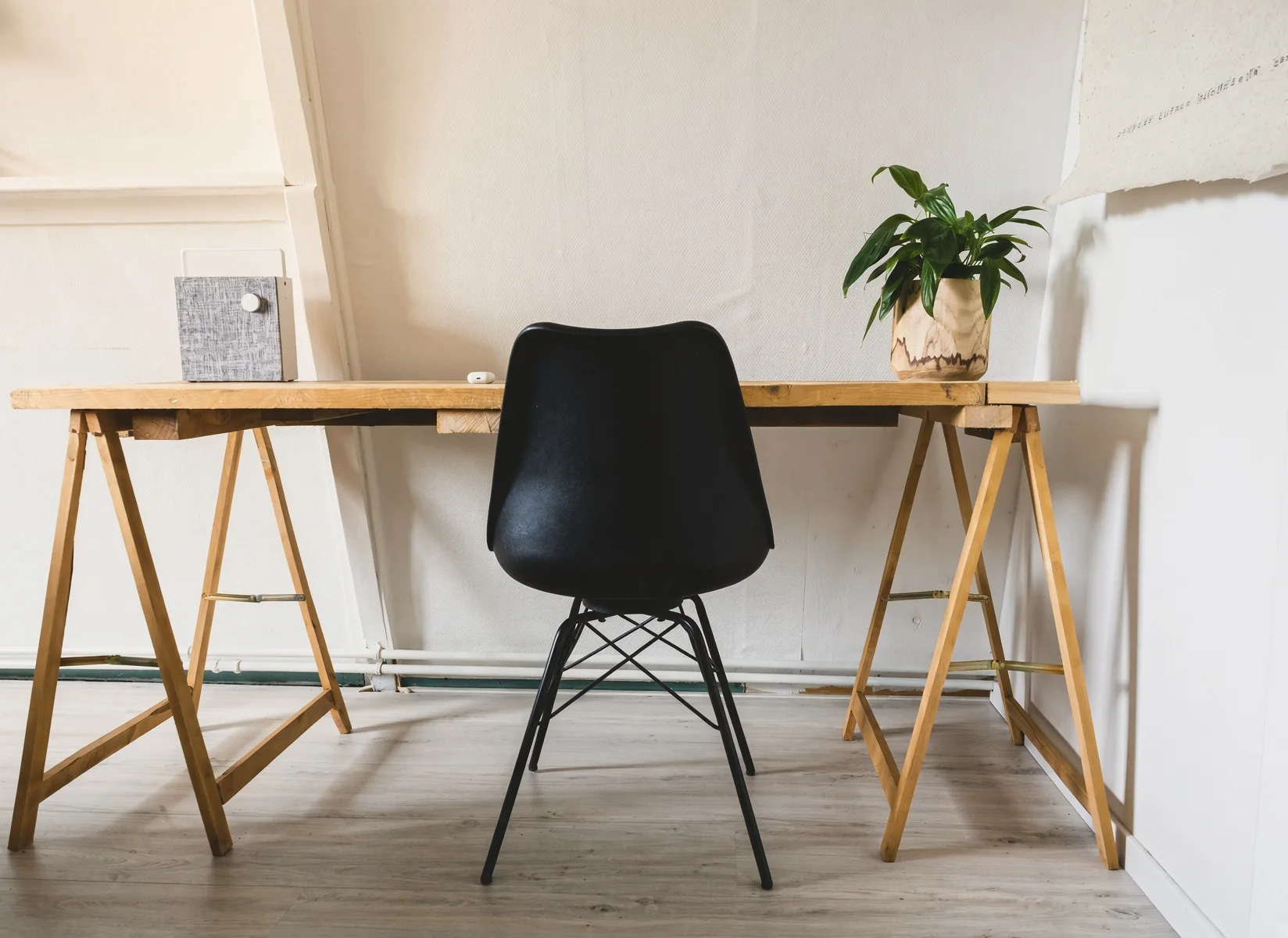 Le bureau : plateau sur tréteaux en chêne et chaise noire